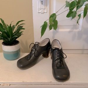 Fluevog Sandrine lace up heels navy blue/Black and Tan textured leather